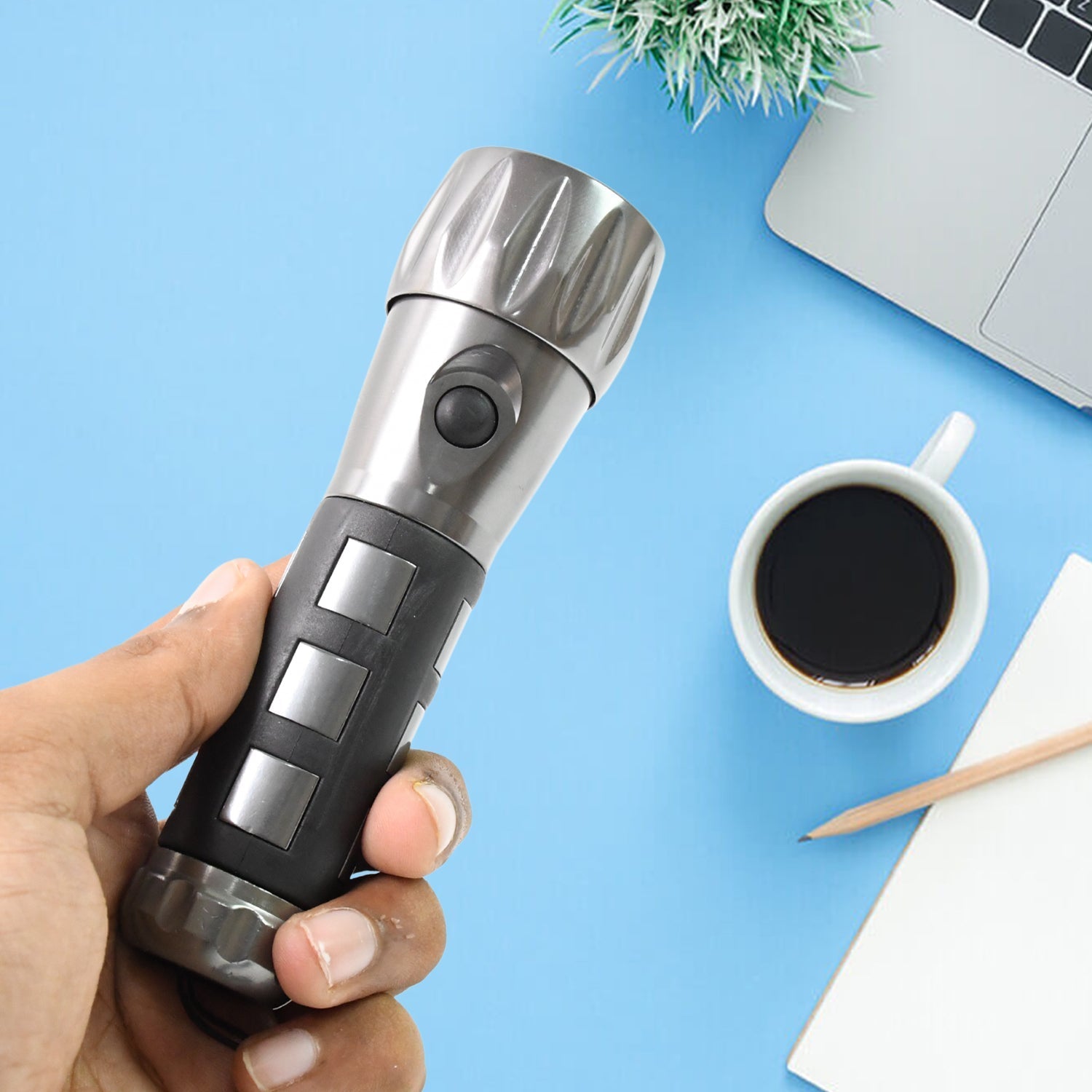 Aluminium Led/Xenon rubber grip Handtourch (3*1.5V AAA batteries / Not Included) Variety Bazaar