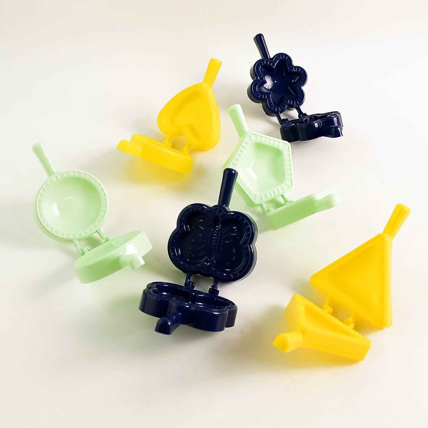 1 Pc Assorted Shape Plastic Snack Mould (Mix Design / 1 Pc)