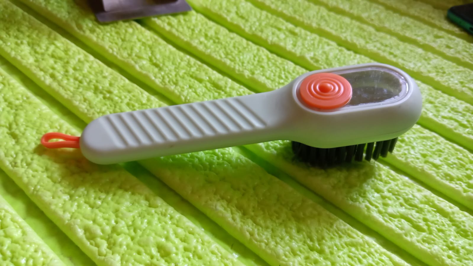 Multifunctional Scrubbing Brush with Liquid / Soap Dispenser, Cleaning Brush with Liquid / Soap Dispenser, Shoe Brush for Cleaning, Cloth Cleaning Brush with Handle Liquid Shoe Brush For Shoe Clothes (1 Pc)