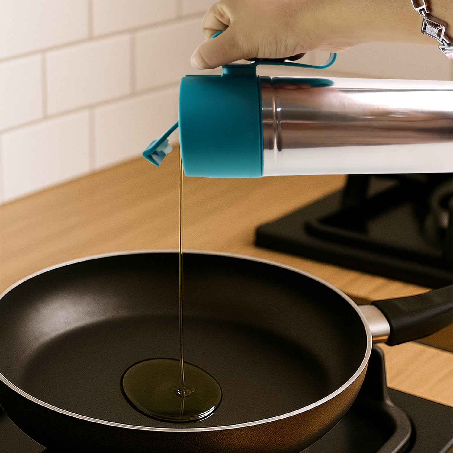 Stainless Steel Fresh Oil Pourer Bottle With Flip Lid And Handle Approx 1000ml (1 Pc)