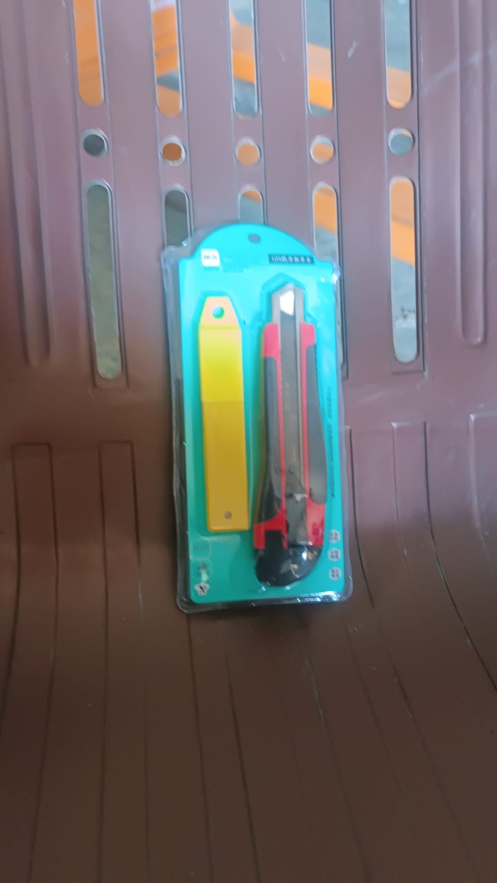 Cutter Knife Set with 1 Replacement Blades, Cutter Knife Advanced Tool (1 Pc / Mix Color) Variety Bazaar