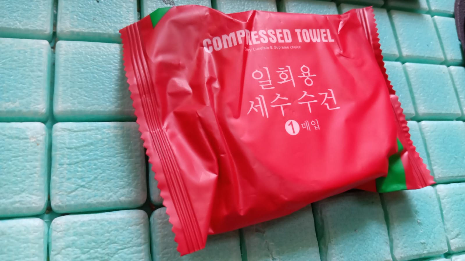 Compressed Towels Portable Disposable Compressed Cotton Coin Tissue Towel for Travel, Camping, Hiking, Sport, Beauty Salon, Home Hand Wipes (28x40 Inch) Variety Bazaar