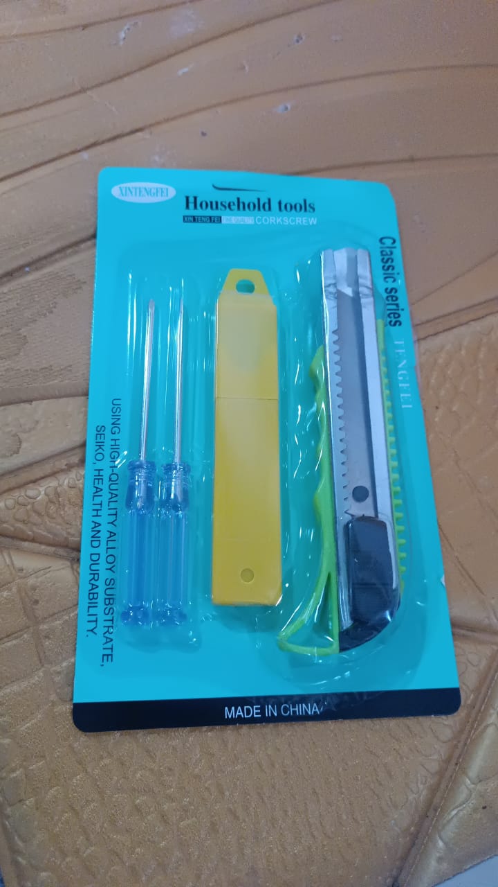 Heavy Duty Working Cutter Knife with replacement blade, 2 Screwdriver Hand Tool (4 Pc Set) Variety Bazaar