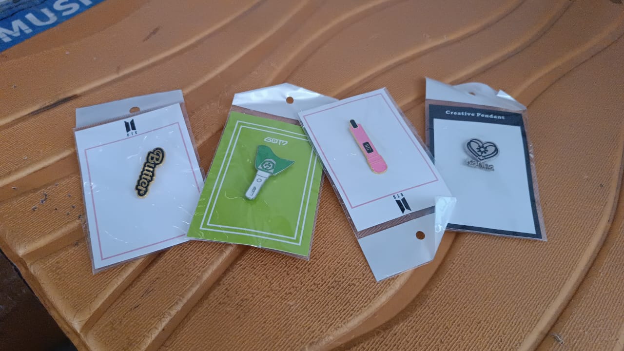 Stylish Metal Badge Pin – Single Piece (Random Design) Variety Bazaar