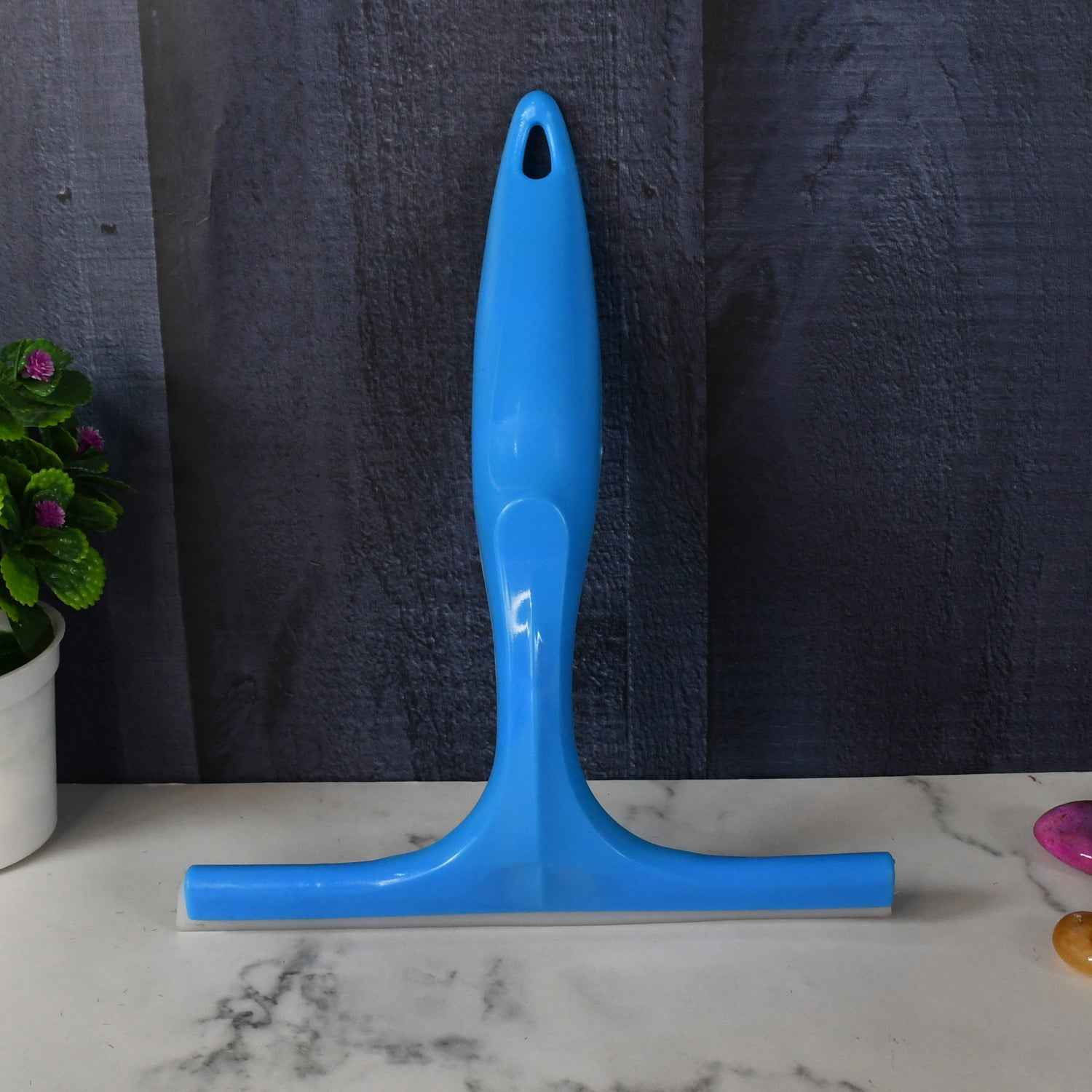 6160 Multipurpose Wiper Widely Used In Bathrooms And Kitchens To Clean Wet And Dirty Surfaces And The Floor Looks Clean.